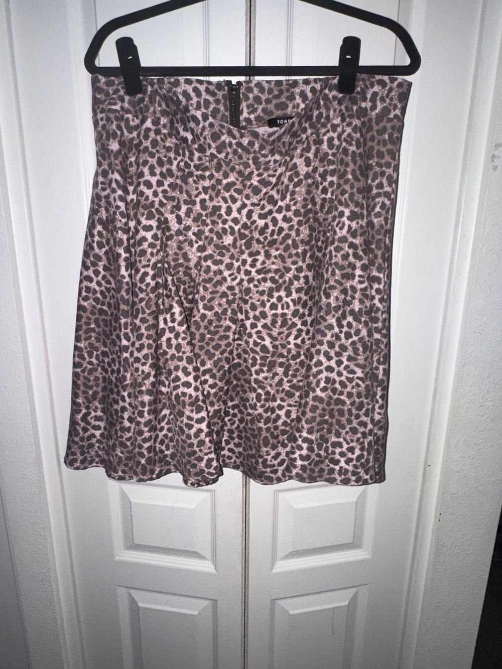EUC TORRID Sz 1 High Waisted Leopard Skirt with Zippered Back